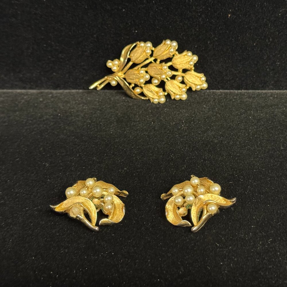 Vintage Crown Trifari Brushed Gold Tone Floral Brooch & Earrings Faux  Pearls